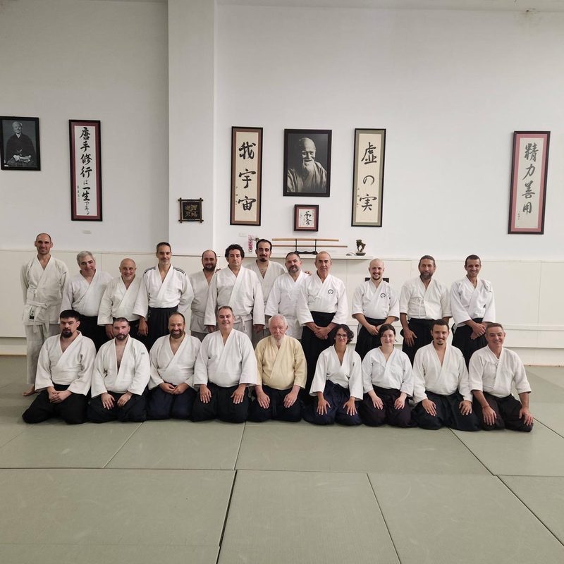 Grupo de alumnos en seminario con maestro invitado